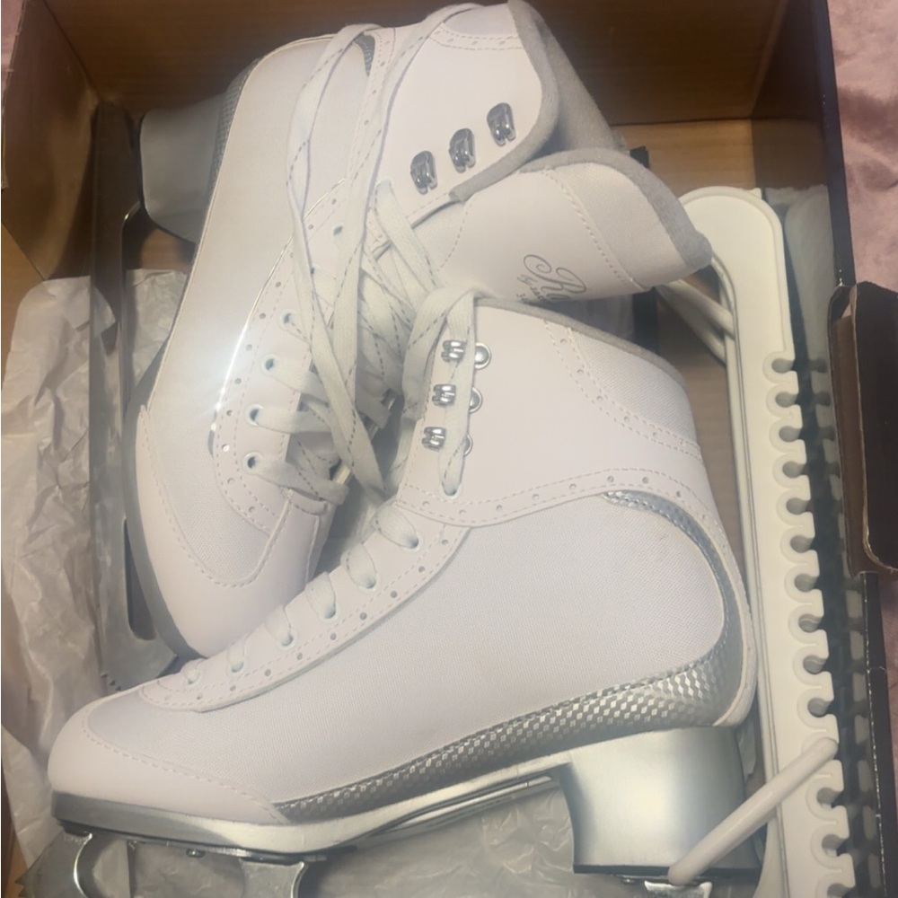 Cameo By Jackson RAVE 3400 Figure Skates With Blade Guards
